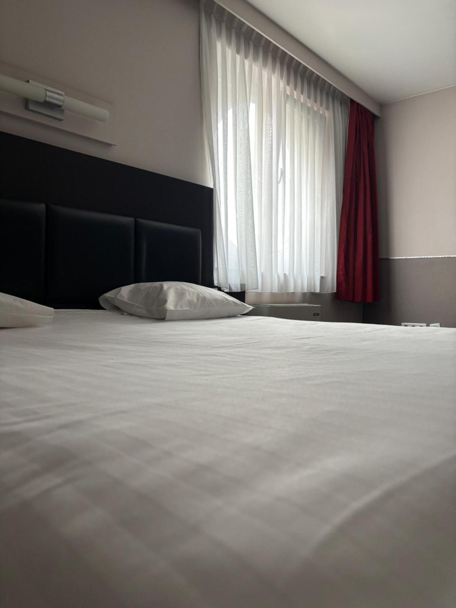 Hotel La Louve Ла-Лувьер Экстерьер фото