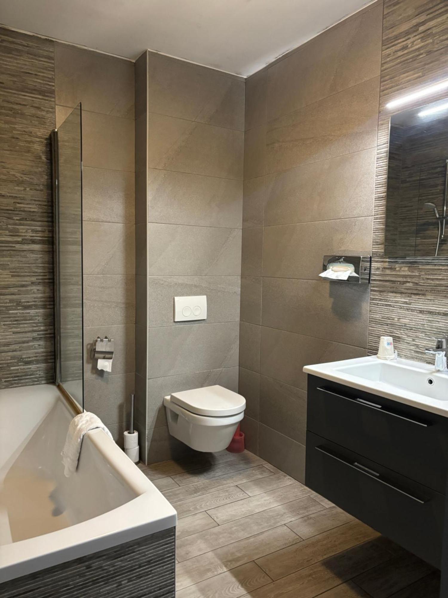 Hotel La Louve Ла-Лувьер Экстерьер фото