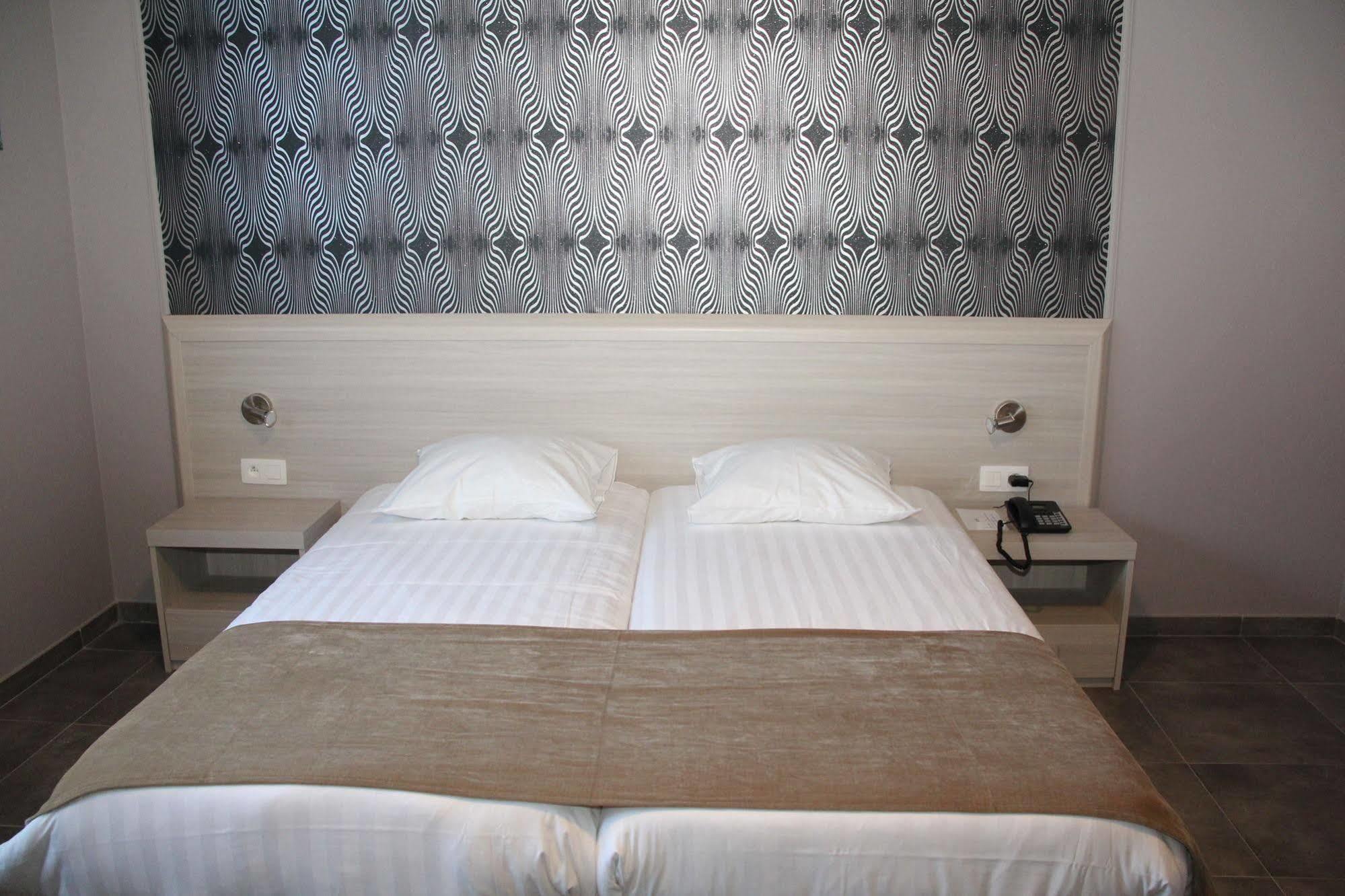 Hotel La Louve Ла-Лувьер Экстерьер фото